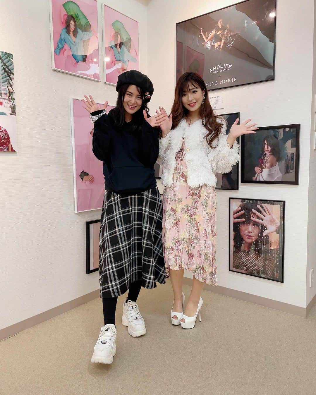 Fujikoのインスタグラム：「のりえもん展行ってきたよ👸🏻✨ 明日までやってるみたいです💓  @minenorie0428   Sexyなのりえもんさんは、ヌードな写真ももはや芸術というかやらしさがなくて本当に好き💓✨  今日はこのお尻のポージングのやり方を教わりました✨ Fujikoもお尻鍛えて撮りたい🥺💓笑  のりえもんさんとFujikoで 峰Fujikoですよん💓  なかよち👸🏻💓  #Fujiko#峰のりえ#なんば#写真展示会#モデル#グラビア#ボディメイク#make#fashion#ギャラリー#写真好きな人と繋がりたい」