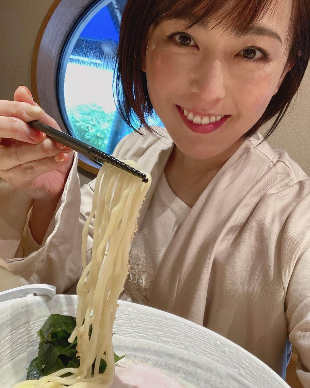 伊藤えみさんのインスタグラム写真 - (伊藤えみInstagram)「あっちへこっちへの途中に安定のラーメンタイム🍜亀有の『つけ麺 道』、月・火限定の塩の日『道の塩』😋ラーメンチャージのあと渋谷に出て、マルイの……そう！『マイラーメン　グラスヌードルショップ』の装飾追加💐また？って思うよね？私も自分でそう思った🤣💕好きなことはとことん。  #つけ麺道 #道の塩 #GOTOラーメン  #ramen_cp #ラーメン #ramen #つけ麺 #ramennoodles  #ramenstagram  #ramenlover」4月6日 2時47分 - itoemi1019