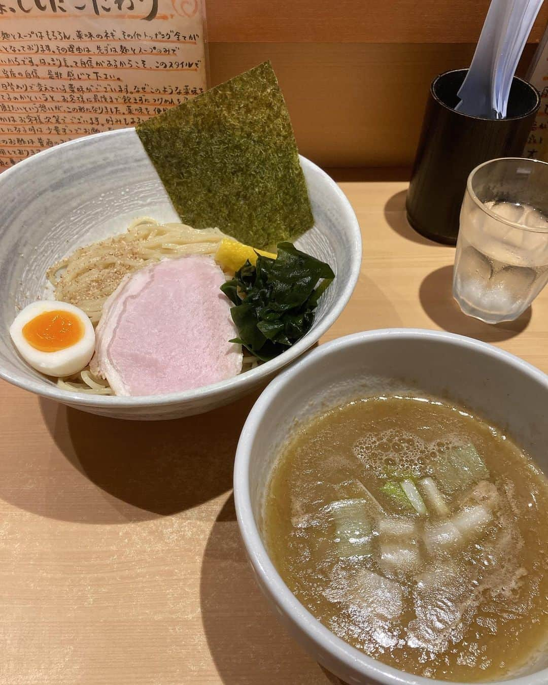 伊藤えみさんのインスタグラム写真 - (伊藤えみInstagram)「あっちへこっちへの途中に安定のラーメンタイム🍜亀有の『つけ麺 道』、月・火限定の塩の日『道の塩』😋ラーメンチャージのあと渋谷に出て、マルイの……そう！『マイラーメン　グラスヌードルショップ』の装飾追加💐また？って思うよね？私も自分でそう思った🤣💕好きなことはとことん。  #つけ麺道 #道の塩 #GOTOラーメン  #ramen_cp #ラーメン #ramen #つけ麺 #ramennoodles  #ramenstagram  #ramenlover」4月6日 2時47分 - itoemi1019