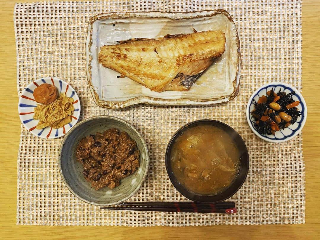 逢田梨香子のインスタグラム：「ほっけ さつまいも、きのこのお味噌汁 発酵玄米 醤油麹のなめたけ ひじきの煮物」