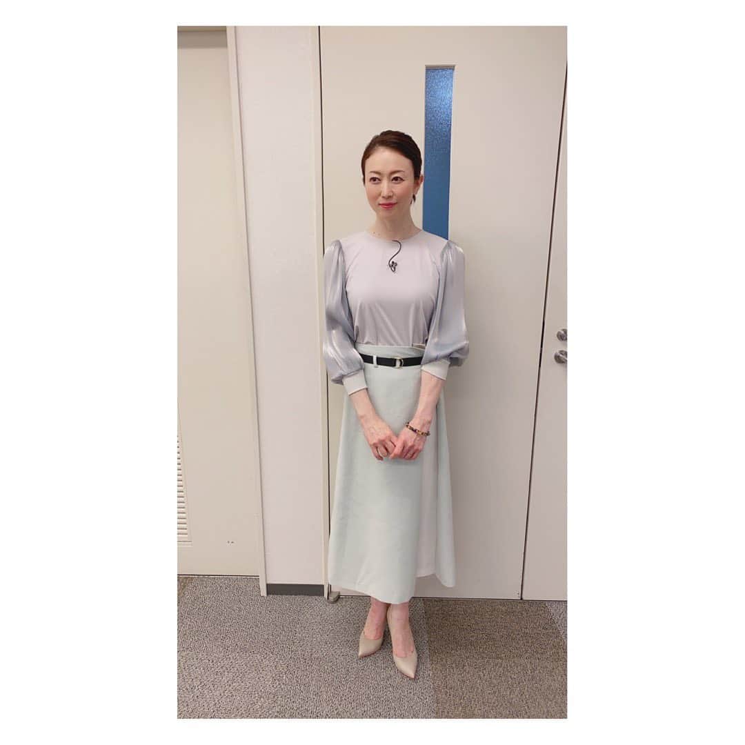 田中雅美さんのインスタグラム写真 - (田中雅美Instagram)「4月1日のメーテレ「アップ」で着用した衣装はこちらでした！  ・ ・  トップス、スカート共に #donneyu  シューズ @dianashoespress  #メーテレ #アップ #衣装 #袖がとても素敵」4月6日 12時40分 - tanakamasami_official