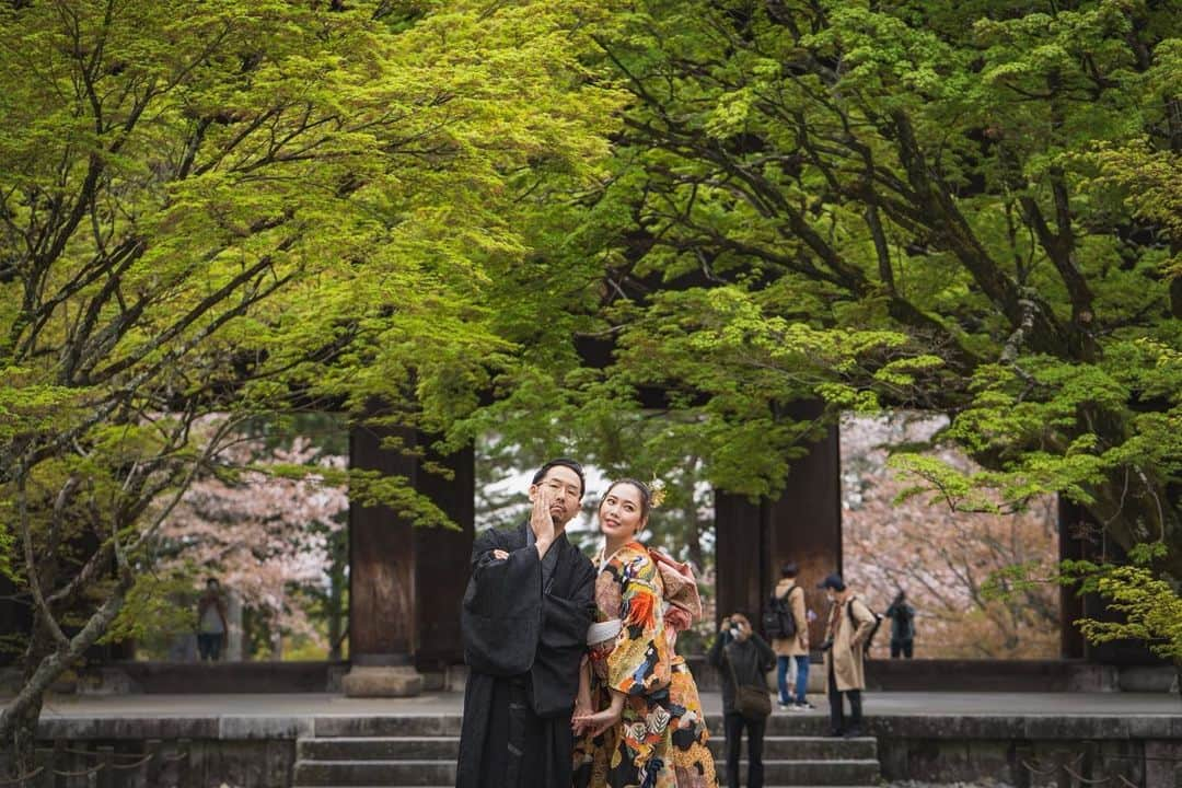 酒井麻里（Juri）さんのインスタグラム写真 - (酒井麻里（Juri）Instagram)「南禅寺でお写真を。 とても良い記念になりました。  TOPの写真は、撮影のラストのカット。 いつの時代のギャルですか？ とツッコみたくなる、けどお気に入りの1枚です🤣  いつも2人でおふざけしてばかりだけど、ここぞという時は本当に頼れる旦那さま。 優し過ぎるくらい、優しい人。  時が経つごとに、絆を深められるように。  これからも私達らしく 笑いたくさんあり！の楽しい家庭を築いていけたら幸せだな💐  こんな夫婦ですが、改めまして これからもよろしくお願いします。❤️」4月6日 13時14分 - jurixoxoxo