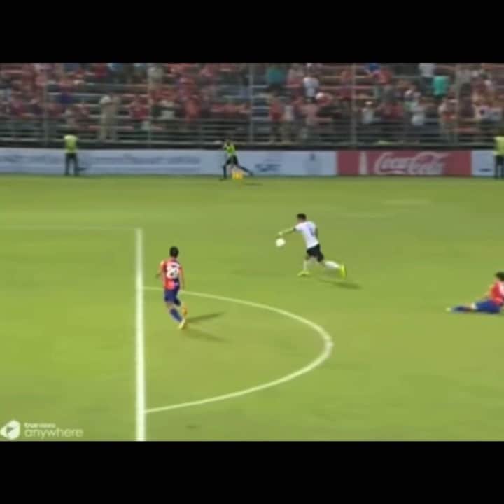 ヴィンセント・ケインのインスタグラム：「Memory lane. Favourite 3 goals from Thailand. ❤️ #goals #memories #top3」