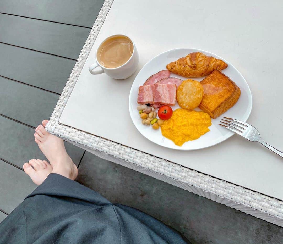 ドーキンズ英里奈さんのインスタグラム写真 - (ドーキンズ英里奈Instagram)「テラスで朝ごはん☕️ ⠀ 贅沢なじかんです。 私は朝はパン派ですが、皆さんは何派ですか？ ⠀ ⠀ ⠀ ⠀ ⠀ #朝ごはん #テラス席 #テラス席があるお店 #リーベルホテル #贅沢な時間 #贅沢なひととき」4月6日 13時40分 - erinadawkins