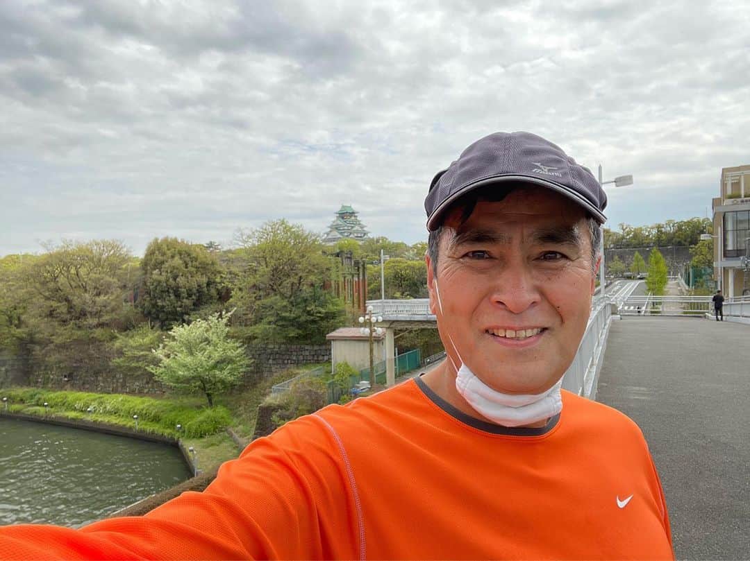 石原良純のインスタグラム：「大阪城の桜も散っていました。大川沿いにジョギング。なるほど、大阪は水の都なんですね。」