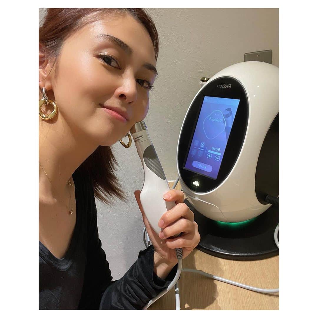 のインスタグラム：「妊娠してから産後まで何もケア出来ていなかったので、久しぶりにちょっと自分ケアしに行ってきました^_^  3枚目の写真、そんな私を今回ご招待してくれたまりっぺ @hayakawa_marie 🌈🌈  まりっぺは昔ラジオをやっていた時のメンバー。 久しぶりに会えて、元気そうで、すっごく嬉しかったー😊  本日オープンの @hada__lounge 。 昨夜オープンより一足先にお邪魔して来ました。  気になっていたハイフをやってもらいました。 そして、その後に自分で出来る超音波美容液導入をやらせて頂きました。 美容液も色々と種類があって、その時々によって選べるみたい^_^  スキンケアクリニックって凄くお高いイメージだけど、 @hada__lounge は低コスパで気軽に通えるクリニックなんですって✨ 私もまた通わせてもらおうと思います😊🌟  #hadalounge」
