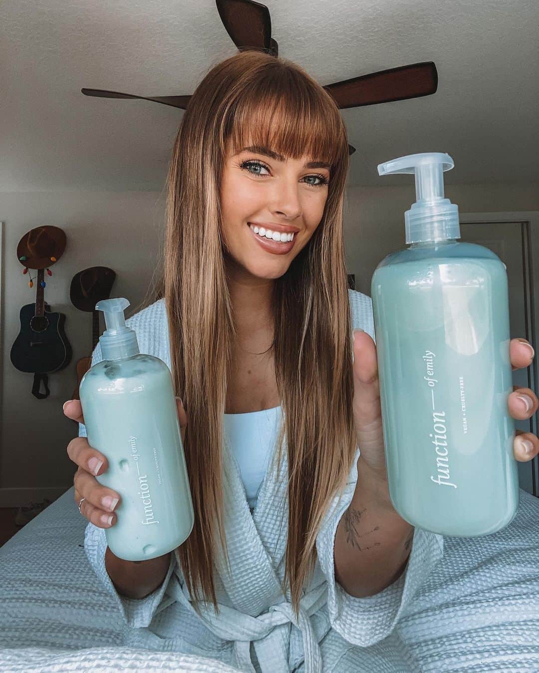 Emily Zeckさんのインスタグラム写真 - (Emily ZeckInstagram)「- For all the girls who ask me how I keep my hair so healthy, even though I spend most of my time in the ocean/ under the sun:   I got a custom formula from @functionofbeauty and it’s so bomb. The saltwater destroys my hair so my hair goals were replenish, anti-frizz, and strengthen. They customized it based on my needs, and I also love that it comes with my name on it. I also tried their NEW scent, it takes two to (m)ango 🥭  and it smells amazing!☺️ hiiighly recommend giving it a try! Use code PINEAPPLE for 20% off your custom formula!  #ad」4月6日 5時29分 - thatpineapplegirl