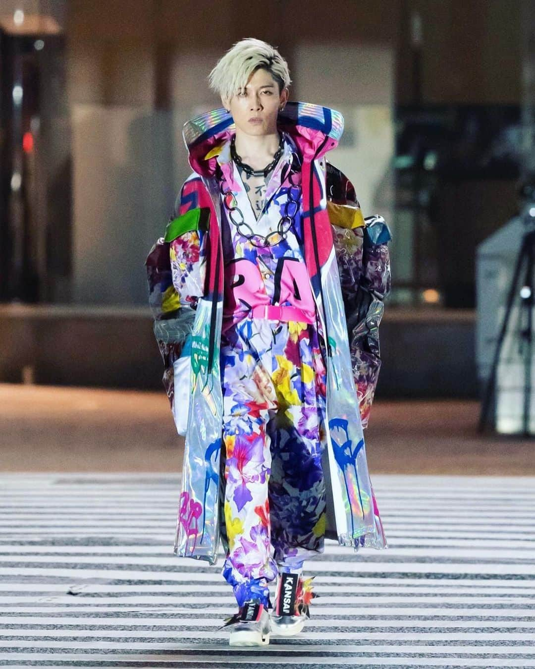 雅-MIYAVI-さんのインスタグラム写真 - (雅-MIYAVI-Instagram)「Honored to work with people who carry on his spirit. Thank you for teaching us that it’s all about passion. We walk only towards “Tomorrow” #KansaiYamamoto 改めて、生前ご一緒出来なかったので今回こういう形で交れて光栄でした。全ては魂の熱量。導きをありがとうございます。明日に向かって。#Repost @wwd_jp ・・・ インタビュー：山本寛斎の弟子が渋谷スクランブル交差点で前代未聞のショー　「一歩踏み出す決意表明」  渋谷からファッションとアートを発信する「渋谷ファッションウイーク2021春」が3月15日に開幕した。初日には、初参加の「カンサイ ヤマモト（KANSAI YAMAMOTO）」が渋谷スクランブル交差点を舞台とした無観客ショーを配信した。新作とアーカイブで構成したコレクション“TOMORROW”を着用したモデルたちが、深夜の渋谷を闊歩する映像だ。コレクションは、渋谷駅の通路に展示されている岡本太郎の作品「明日の神話」（1968-69年制作）に着想した。  同ブランドは山本寛斎が他界した昨年7月以降、山本と活動を共にしてきたデザインチームがブランド事業を継続。今回もデザインチームが中心となりコレクションを制作した。ブランドを受け継いだクリエイティブ・ディレクターの1人、高谷健太にファッションウイーク参加の経緯と同コレクションに込めた思いを聞いた。  インタビュー全文は @wwd_jp のプロフィールのリンクから  #カンサイヤマモト #KANSAIYAMAMOTO #山本寛斎 #高谷健太 #MIYAVI #森山開次 #UTA #アオイヤマダ #KaijiMoriyama #aoiyamada」4月6日 6時11分 - miyavi_ishihara