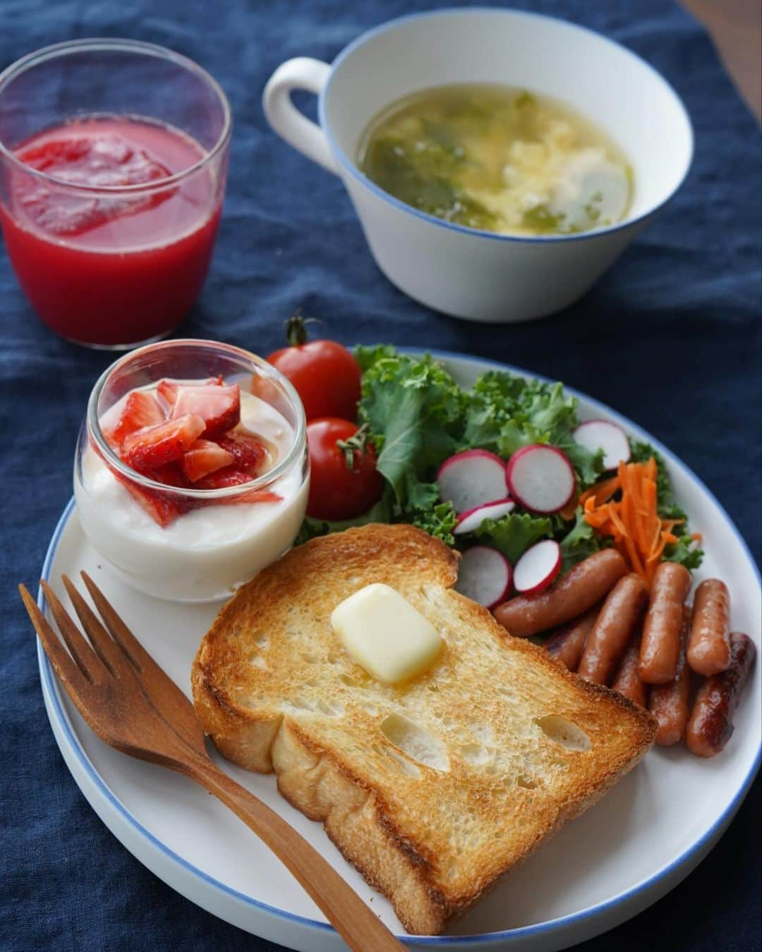 坂元美香さんのインスタグラム写真 - (坂元美香Instagram)「おはよー  久しぶりの朝食投稿🥪  バタートーストに、ケール、ラディッシュ、人参 ミニトマト、そしてポークピッツ！  ポークピッツをこの前30年ぶりに食べて なんかハマっている😋 この小ささがなんかイイ🤍  そして、昨晩の残りの セロリと玉子の中華スープ。 自家製R-1豆乳ヨーグルト。  左の赤いジュースは、ブラッドオレンジジュース。 しかも搾りたて！！  息子の大好物で朝ごはんに作ると 約束してたのです🍊  実はブラッドオレンジジュースって イタリアンレストランとかでしか 飲めない物だと思ってたのだけど、 先日サンタさんが送ってくださった タロッコオレンジが初めて聞く名前で ググってみたらブラッドオレンジだと知り ジューサーで絞ってみました！  そのまま食べてもめちゃ美味しいけど ジュースにすると贅沢感半端ない！  さて、今日も頑張りましょー！ そして夜は今日から神宮広島3連戦！  皆さまもよい一日を〜✨  #坂元ごはん #坂元家の朝ご飯  #あさごはん #おうちごはん #ポークピッツ #タロッコオレンジ #ブラッドオレンジ #FarmersBASE #ファーマーズベース」4月6日 7時24分 - mika_saka