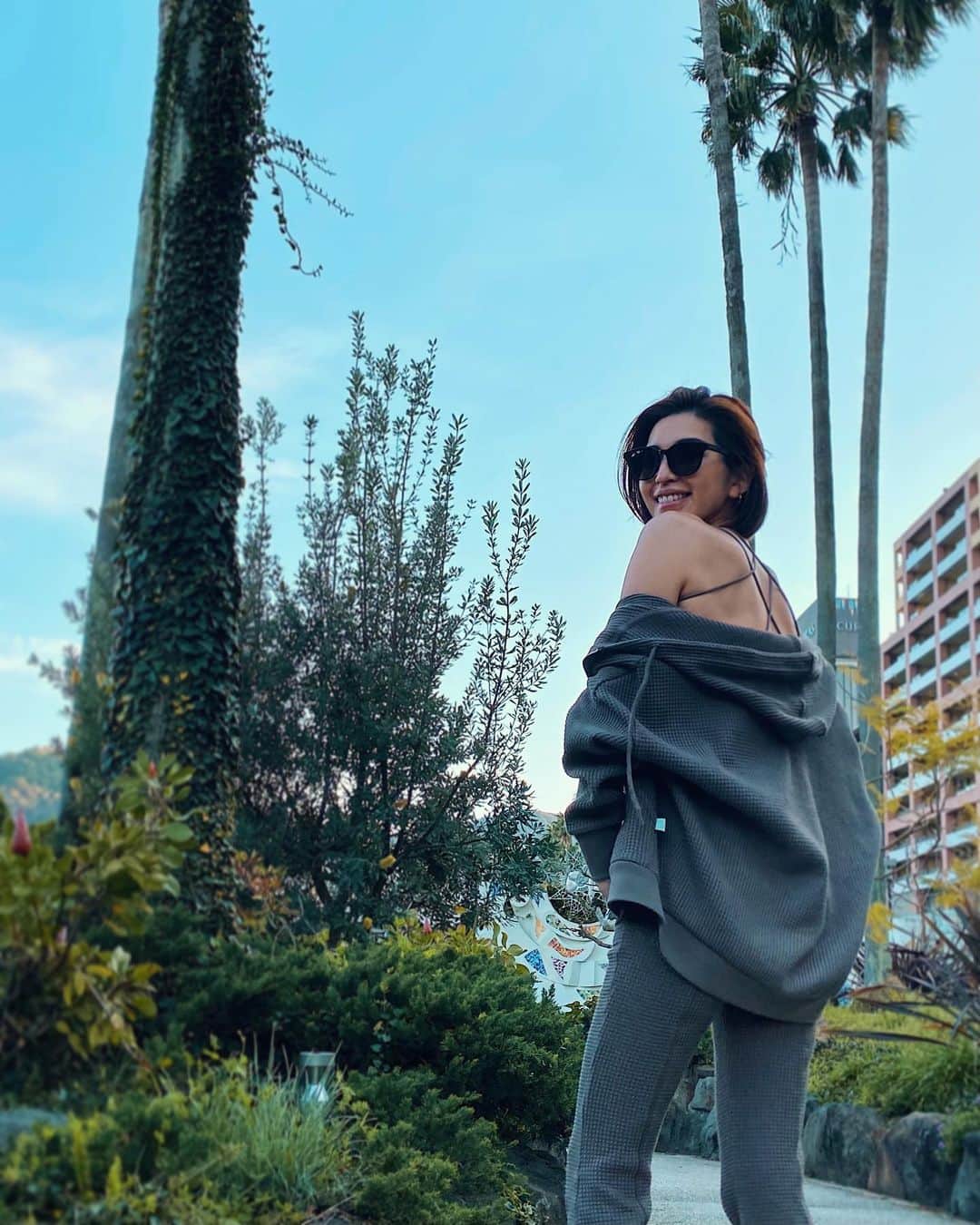 来夏のインスタグラム：「#🌴 🎁でいただいた @tothesea_hawaii のセットアップ🐚  カップつきキャミのバックスタイルも可愛い💙 厚手のワッフル素材で海上がりもあったかでした☀️ #totheseahawaii」