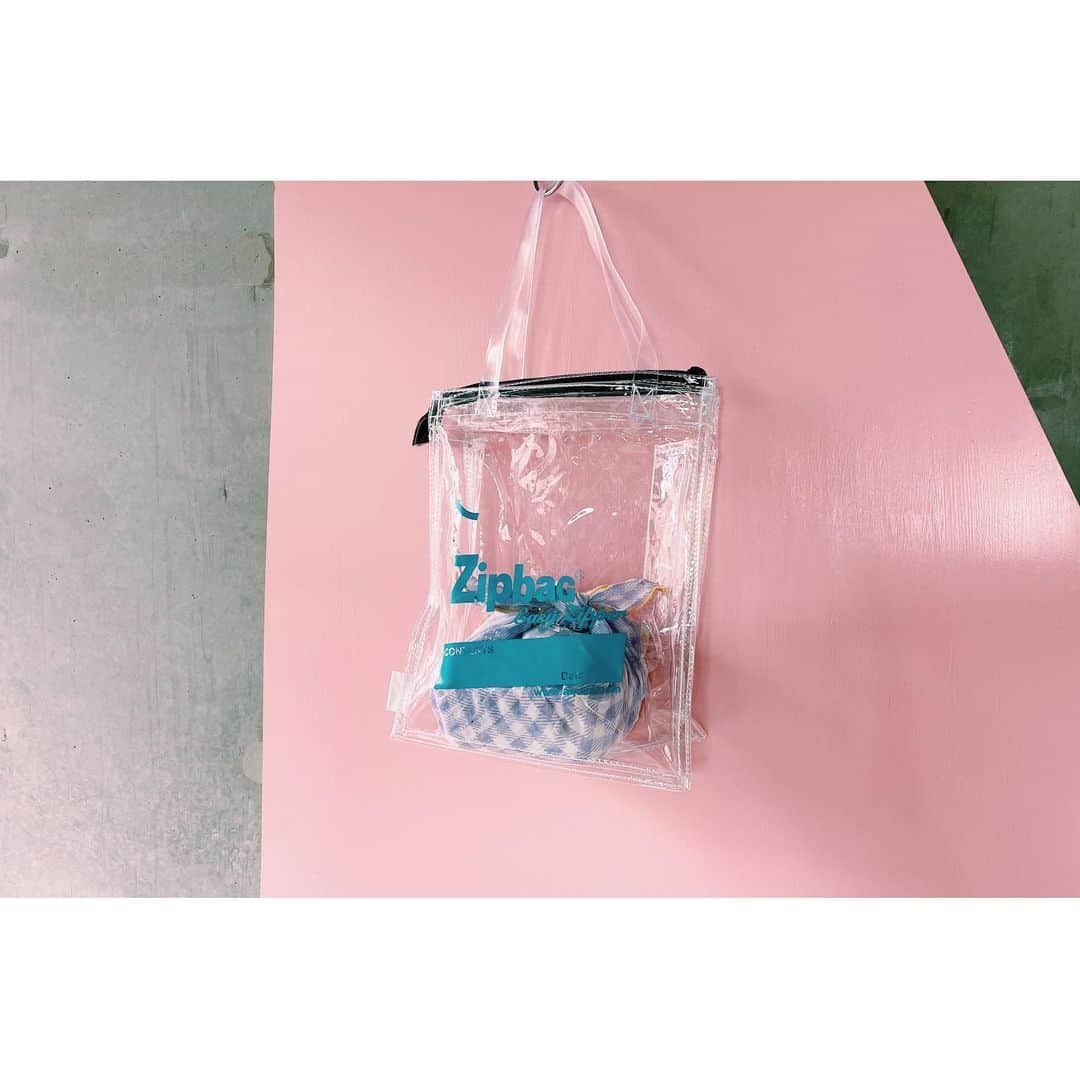 雪浦聖子のインスタグラム：「お弁当箱何を買っても汁漏れしがちで数々のバッグの中のものたちが被害に遭ってきてるのだけれどでももうそんな日々もこれでおしまい。 Aquviiのジップバッグ。 実用的かつ楽しくかわいい。 これなら世界一汁漏れしそうな弁当箱曲げわっぱ（どうなんでしょう、お弁当箱のかわいさと汁漏れっぷりは大体比例すると思ってる）だってデビューできるかも。  お弁当を包んでるのはパルコのとき斜めお向かいだったお店ののりこさんからいただいた大好きなパープルのギンガムチェックのハンカチ。のりこさんありがとう！  2枚目もAquvii 。履いてるだけで気分あがりまくりすこしなかむさんに近づけたような気持ちになる（なかむさんが好きすぎる）パンツ。  世のキッズたちは今日から始業式みたいなので、負けじと新しい持ち物自慢。」