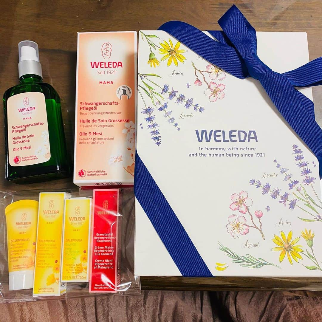 LINAさんのインスタグラム写真 - (LINAInstagram)「妊娠線ケアで使用してた　@weleda_japan  のオイル❣️  ベタつきすぎず香りもアロマみたいで癒される💗 このおかげで妊娠線できてないみたいでマタニティフォトの時も綺麗に撮ってもらえました🤰💕  #マタニティフォト　 #マタニティ　　#両親学級  #私のオイルストーリー #ヴェレダ#ヴェレダママ#マザーズボディオイル#ヴェレダプレママレポ#プレママ#マタニティライフ #ぷんにー#妊娠線#妊娠生活」4月6日 8時43分 - rinatea0519