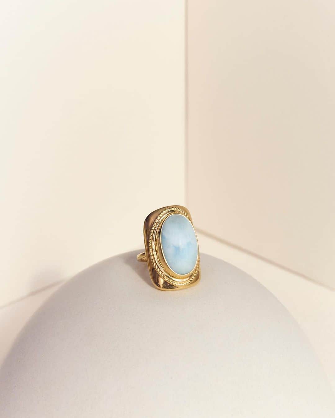 のインスタグラム：「.   Ring l Wish Stones, Larimar (Silver)  Silverラインから、天然石が主役のリングのコレクションが明日4/7、MARIHAオフィシャルオンラインブッティックに新登場。自然が育んだ魅力的な天然石をエキゾティックなデザインのリングに仕上げました。マリハではめずらしいハウライトやグリーンマラカイトをはじめ、個性溢れる石を揃えました。その名の通り、ご自身の願いや想いに寄り添ってくれるような石をお選びいただけます。  <2021年4月7日(水)発売予定>  リング:63,800円～ 94,600円(税込)  販売店舗: MARIHA Official Online Boutique <https://www.mariha.jp/>と一部のセレクトショップ　(オンラインブティックはグリーンマラカイト/ゴールドルチルクォーツ/スモーキークォーツ/ハウライト/ブラックルチルクォーツ/ラリマー/レインボームーンストーンの7種類のみ展開予定）」