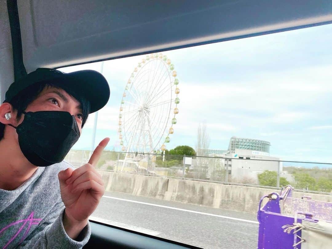 山中拓也さんのインスタグラム写真 - (山中拓也Instagram)「静岡→岐阜の道中。 まさやんと観覧車をパシャリ。 岐阜向かってるでー。 ツアー２日目もよろしく！  観覧車久しく乗ってないなぁ。。 ってか乗ったことあったっけ？ なんか観覧車ってロマンチックらしいやん？俺多分苦手やけど。じっとできへんし。。」4月6日 10時38分 - oraltakuya