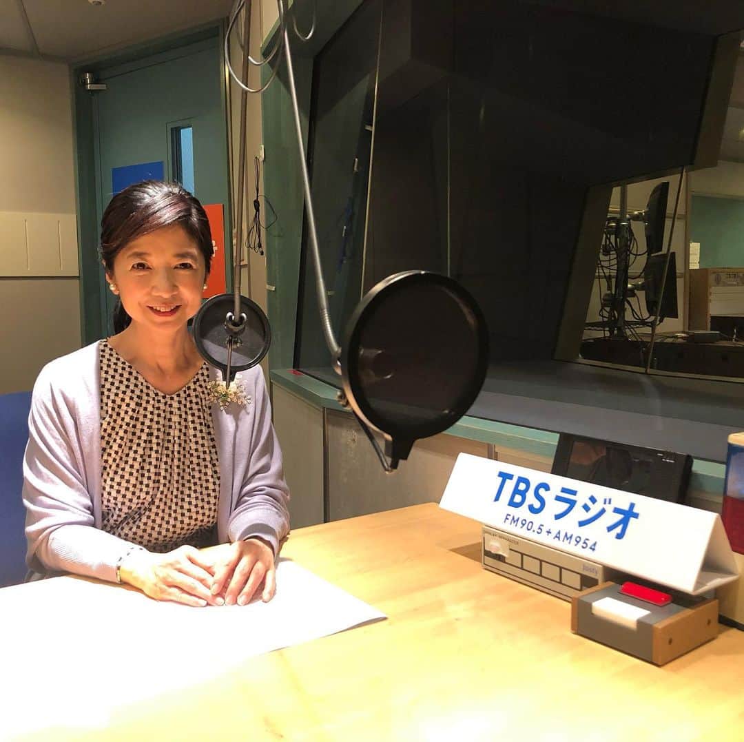 宮崎美子さんのインスタグラム写真 - (宮崎美子Instagram)「ご報告、遅れましたが、私、4月からラジオ番組を始めました。　  元NHKアナウンサーの石澤典夫さんとご一緒させていただきます。  TBSラジオ「文化の泉　ラジオで語る昭和のはなし」  日曜日の夜11時からと、少し遅い時間ですが、全国いろんな地域で聞けますよ。少しづつ地域によって時間が変わっていたりすると思いますが。  そして、どちらの方もradikoでも聞けますので、ぜひ、一度、いえ、毎週どうぞお聴きください。  石澤さんのとても良いお声と、楽しいゲストの方も参加し、懐かしい昭和の話、盛り上がるんですよねー。  番組、ホームページや、Instagramも是非チェックしてみてください。  #tbsラジオ #サンスター文化の泉ラジオで語る昭和のはなし#石澤典夫 さん」4月6日 11時24分 - miyazakiyoshiko.official