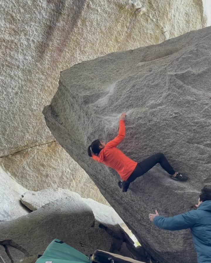 のインスタグラム：「Room Service V12  Really stoked to have climbed this boulder today. At first I had been trying the original powerful sequence that most guys use. It felt close but very low percentage. Today after getting super close and tearing a hole in my finger I got frustrated and accidentally stumbled upon this sneaky left toe hook beta. It then went down in a handful of goes! I’m still learning to find my own beta on boulders and this was a huge boost for me. Thanks for the tape kind stranger, you saved the day! My first of the grade   ❤️ @jj_mah for the brushing, spotting, support, and video!   @arcteryx @scarpana @flashedclimbing @canfund」