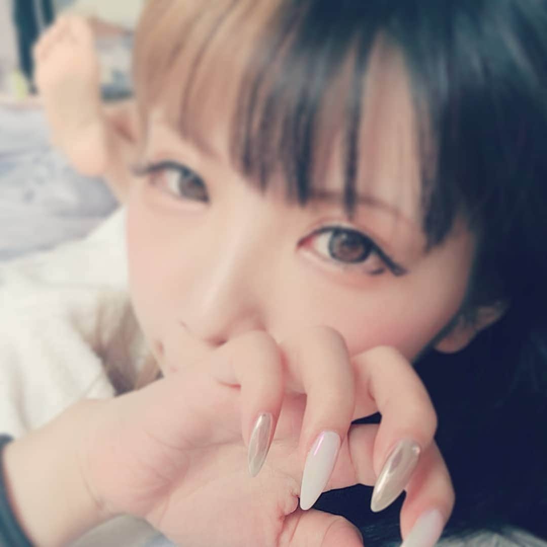 兎味ペロリナさんのインスタグラム写真 - (兎味ペロリナInstagram)「ずっと寝たいね～  #selfie」4月6日 11時56分 - perolina_usami