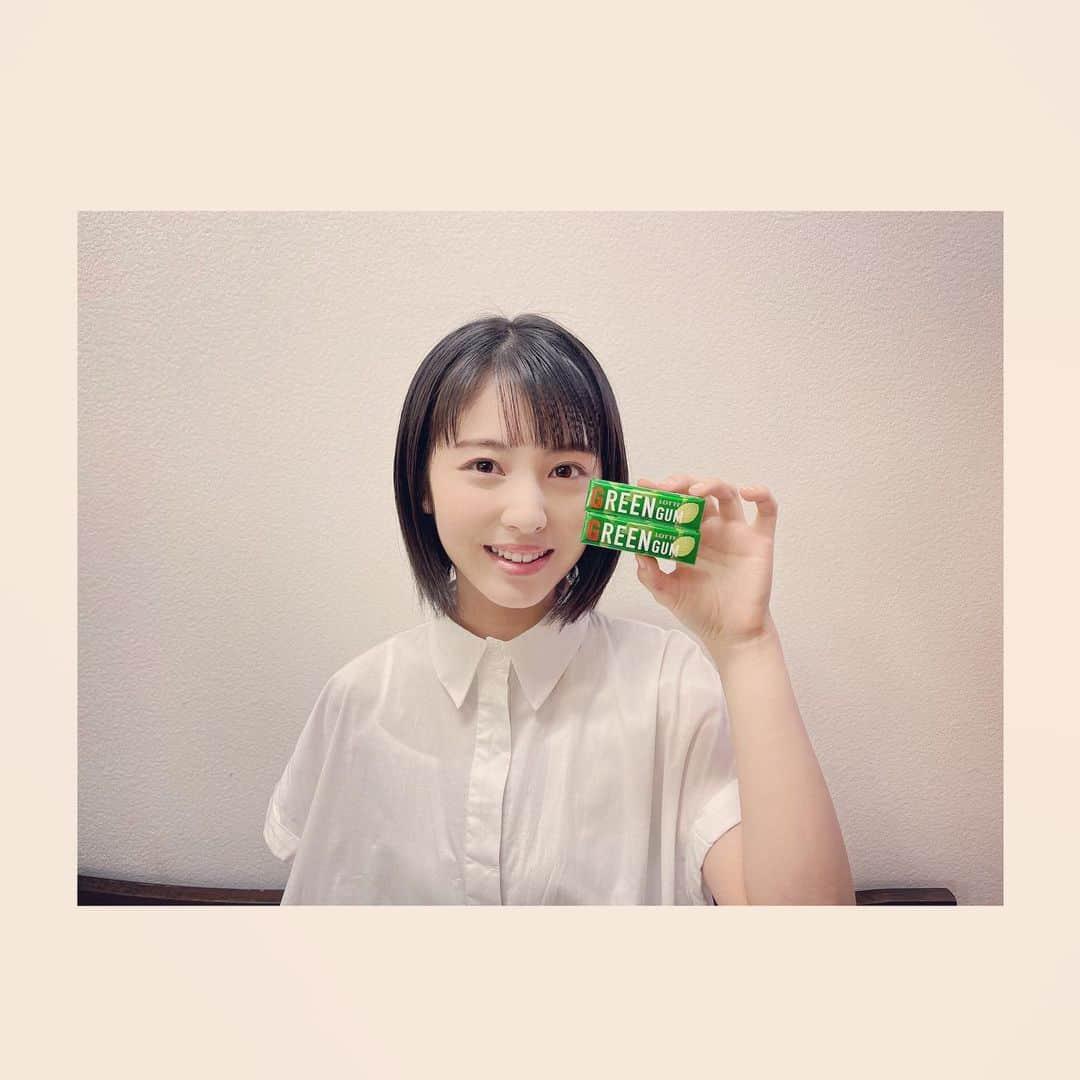 浜辺美波さんのインスタグラム写真 - (浜辺美波Instagram)「今朝情報解禁されました🌱 LOTTE『グリーンガム』のCMに 出演させていただいております🌱  私自身ほんとうに 柔らかいタイプのガム大好きで!! ガムを噛むと 口の中で瞬時に柔らかくなり ミントの香りが広がる爽やかさが 堪らないです🌱🌱  2個目の動画は 如何にグリーンガムを一口で パクッと美味しそうに食べるか、を 練習中の様子です🌱 これはまだコツを掴む前なので 試行錯誤している真っ最中です🌱 とても楽しい撮影でした!!笑  ぜひ皆さんもグリーンガムを噛んで リフレッシュしていきましょう🌱」4月6日 12時13分 - minami_hamabe.official