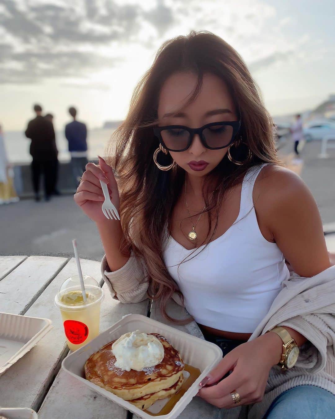 まあーか（まかたん）のインスタグラム：「. 1.5kg落としたと思ったら この日で元通りなたお🐷 昨日は胸と腹筋🏋️‍♀️🔥 .  #selfie#黒肌 #instagood #follow  #海外ファッション#ootd#セルフィー#エステ#ギャル #トレーニング #尻トレ #眉アートメイク #エステ#美肌ケア#美容#サロン#カラコン#バレイヤージュ #湘南#鎌倉#pacificdrivein #湘南カフェ#七里#むちむち#エロい体とは#zara#handm#fashionnova#flexjapan」