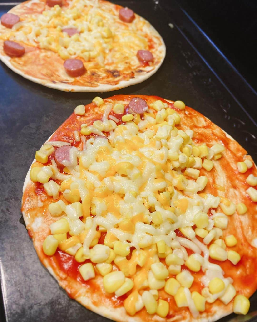 熊田曜子さんのインスタグラム写真 - (熊田曜子Instagram)「I made pizza for lunch with my kids.  お昼ご飯は手作りピザ🍕 🎉ピザパーティー🎉 パーティーをつけるだけで 子供達がテンション上がってくれる😁  #春休み　#最終日　#lunch #お昼ご飯　#ピザ　#pizza #ピザパーティー」4月6日 12時19分 - kumadayoko