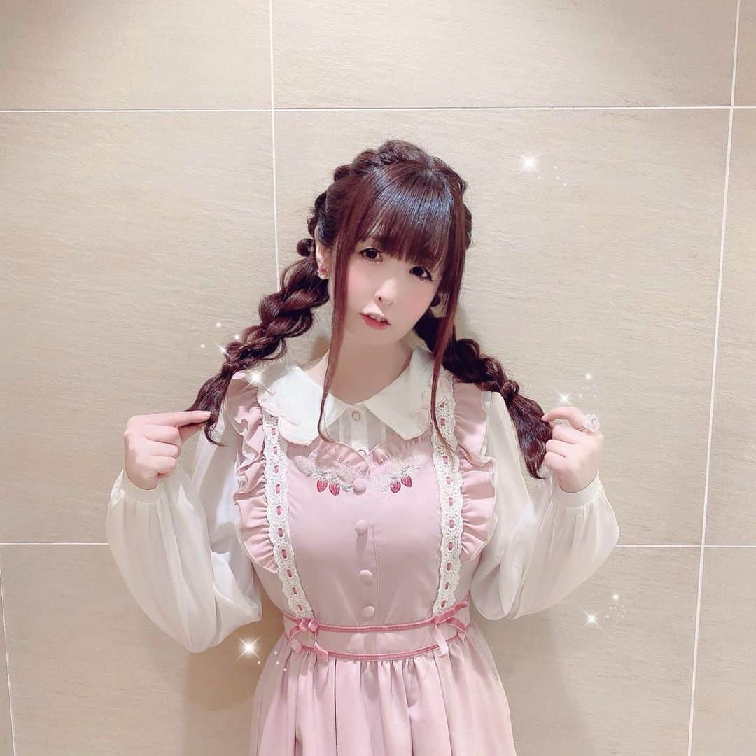 伊藤芽衣さんのインスタグラム写真 - (伊藤芽衣Instagram)「きのう、おとといと﻿ 雨がひどかったので＊﻿ ﻿ いちにち野外でも﻿ 崩れないように﻿ まとめ髪にしていただきました♡﻿ ﻿ #四つ編みアレンジ﻿ ﻿ です…！﻿ ﻿ もこもこでかわいくて﻿ 崩れにくいの﻿ 最強なので﻿ 雨の日の定番になりそうです♡﻿ ﻿ カワスタ2部は﻿ 本日18時より﻿ Kawaii⭐︎Stars公式Twitterにて﻿ 通販がスタートします♡﻿ ﻿ ぜひ通販も﻿ チェックしてください♡﻿ ﻿ ♡♡♡♡♡﻿ ﻿ Kawaii☆Stars POP UP SHOP﻿ 新宿アルタさま開催中❣️﻿ ﻿ ♡開催場所♡﻿ 東京都新宿区新宿3丁目24-3﻿ B1F裏口路面﻿ ﻿ ♡開催期間♡﻿ 2021年　3月26日(金)～﻿ 2021年　4月15日(木)﻿ 【3部制】﻿ ﻿ ♡♡♡♡♡﻿ ﻿ #ヘアアレンジ　#四つ編み　#雨の日﻿ #ガーリーコーデ　#ガーリーファッション﻿ #リズリサ　#lizlisa  #雨の日アレンジ」4月6日 12時20分 - itoumei