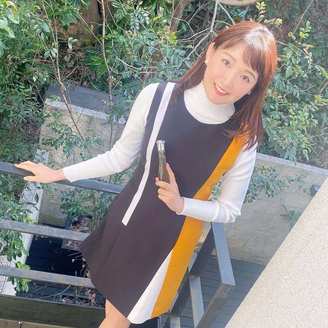 白石小百合さんのインスタグラム写真 - (白石小百合Instagram)「. 暖かくなったり寒くなったり、お天気もそわそわしてる。 はやくワンピース一枚で動ける日が待ち遠しい〜👗☀️  あっ、ウィッテのマンスリーフレグランスは、あと少しだよ😉 春の優しい香りが幸せ〜って感じの香りにしたぜ🌸←笑  #さりげなく左手に #ウィッテボトル #さりげない女 (笑) #portrait #thephotooftheday」4月6日 12時21分 - sayurishirais