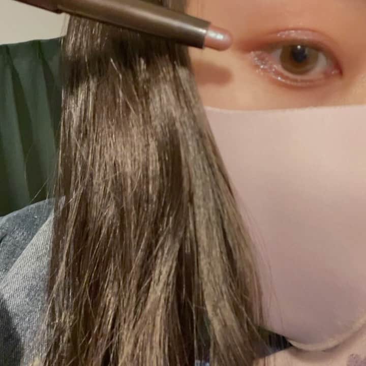 相羽瑠奈のインスタグラム：「👁  今日の朝ストーリーに載せた目のアイシャドウペンシルこれ〜！ 「 @lauramercier  キャビアスティック アイカラー 26番 Violet Red Duo-Chrome💄 」DMでいっぱい質問来てたので 💌 ピンクにブルーのラメが混ざっててかわいい〜これは大愛用。💠  1日PC作業して疲れ切った目でごめんなさい笑 今度自然光でちゃんと撮ろうっと🔅  @shin1551 が突然くれた🌛うれしー！ありがと ♡」