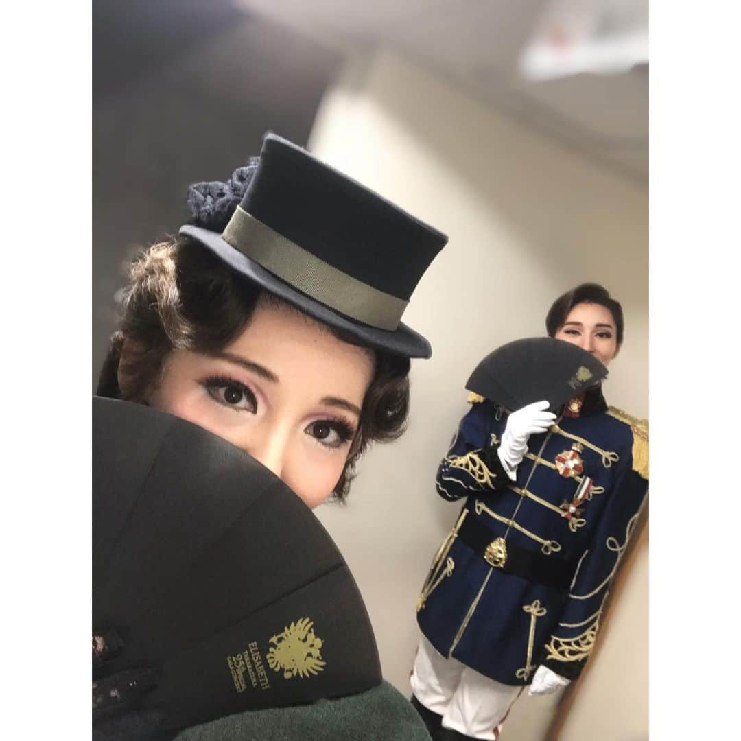 咲希あかねさんのインスタグラム写真 - (咲希あかねInstagram)「本日、ルドルフあきちゃん初日です😚  初舞台以来、一緒の舞台に立てて嬉しいなっ😆✨ あきルドは、繊細で優しい人です。 ママ鏡で、ママを見る時に笑うんです… ママが大好きなだけ。その切ない笑顔と眼差しにウルッとする😢#ママ目線 ← この切長な目と、隠れているシュッとした顎のラインが大好物😏💕  見た感じ、カッコいい男役さんと寄り添う娘役の私に見えますが、普段は逆です🤣 自由奔放な私にいつも一歩下がって優しく付き添ってくれる あきちゃん♪ ありがとね笑　  袖では基本会話はせず、マスクができない時は常にこの扇で顔を隠して、感染予防をしています！#雅  そして常に距離を取って…だから、あきちゃん小さめ！#ソーシャルディスタンス撮影  #エリザベート #ガラコンサート #宝塚 #同期 #91期 #澄輝さやと」4月6日 23時24分 - akane_saki