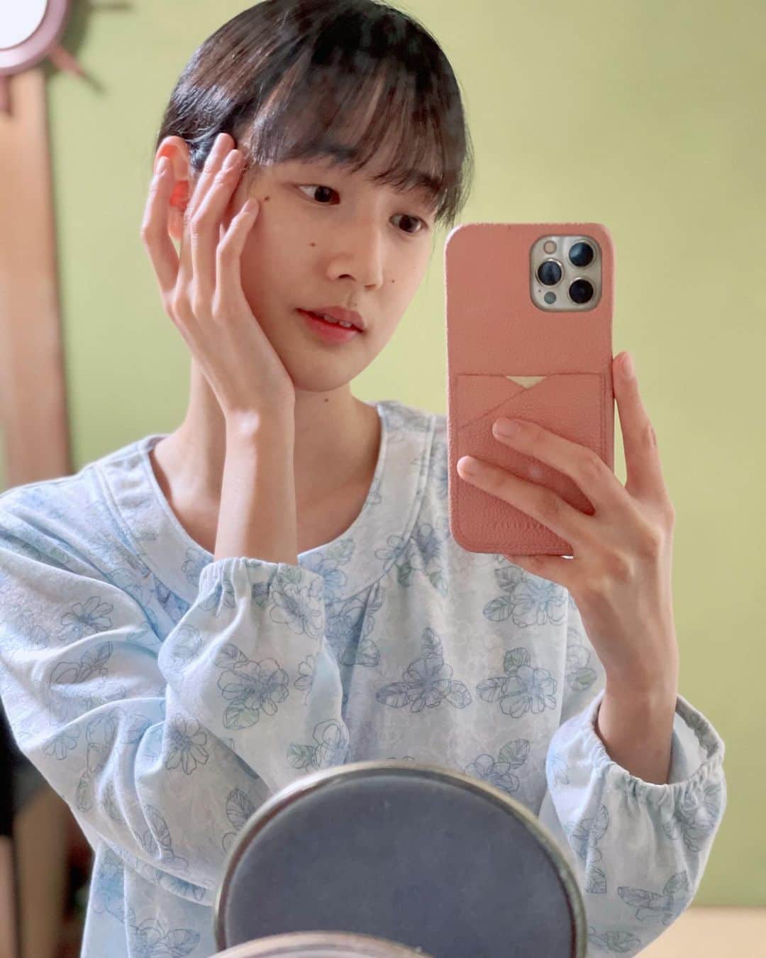 高嶋香帆のインスタグラム：「背景といい、パジャマといい、昭和のお母さん感👏👏👏」