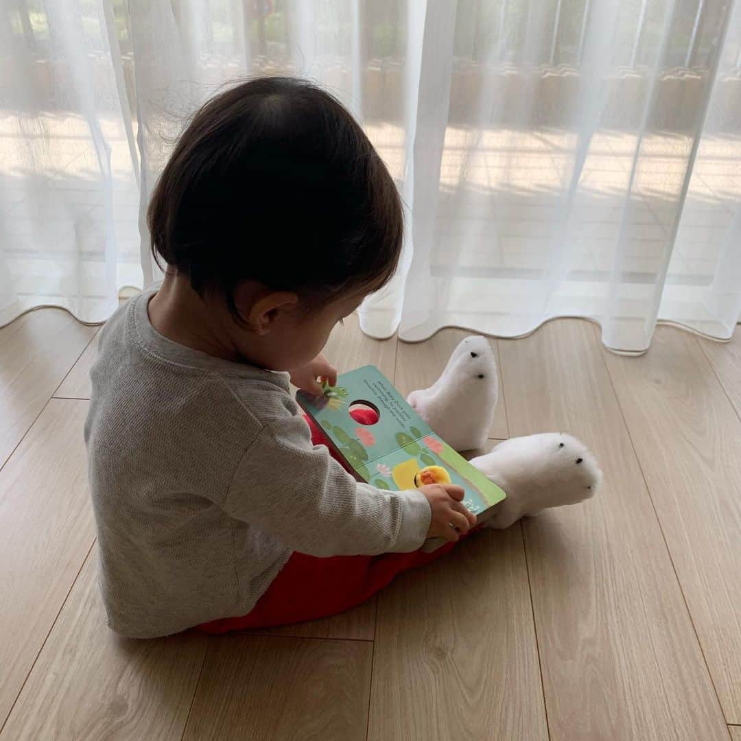 亀恭子のインスタグラム：「有難いことに、 最近頂いているお祝いのギフトたち。  絵本やぬいぐるみ関係は、次男が早速釘付けです。  その姿がなんとも愛おしくて… 妹のなんですが、ただ見守る私です。  #gift #thankyoualot #forgirl #次男のチャーム」