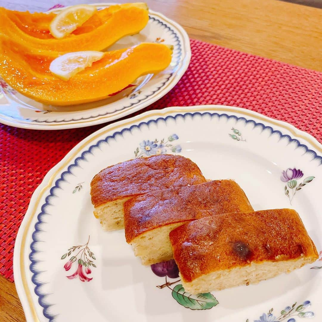 葉月里緒奈さんのインスタグラム写真 - (葉月里緒奈Instagram)「珍しくバナナケーキが綺麗に焼けた。　 お菓子作りは苦手です。 #おうちごはん#デザート#バナナケーキ#パパイヤ #rionahazuki」4月6日 22時23分 - riona_hazuki