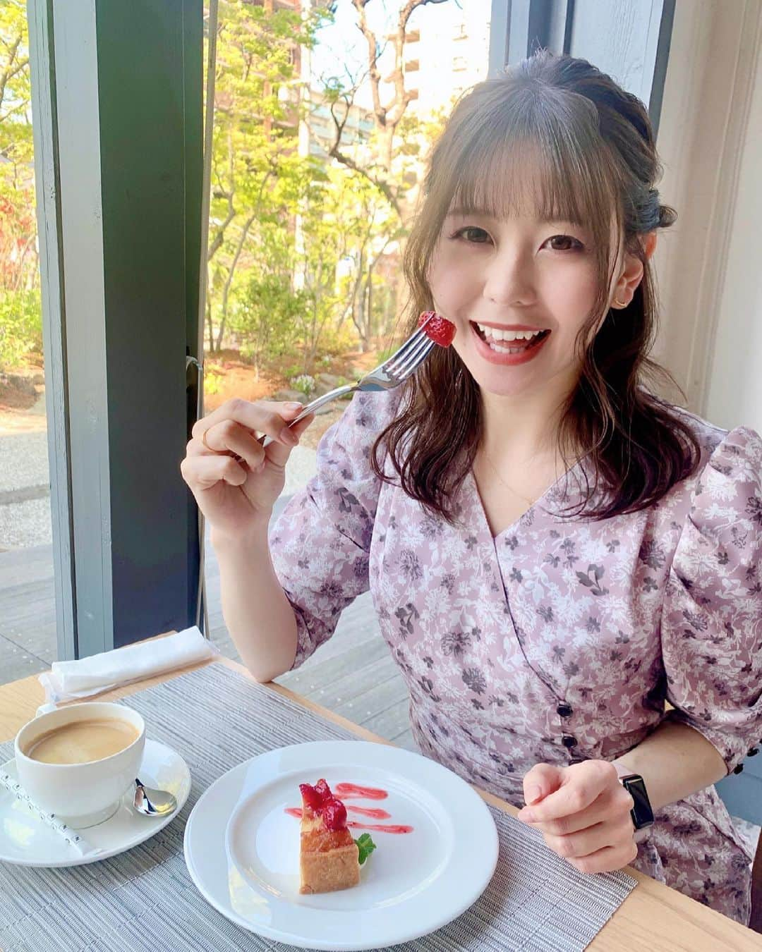 KANAさんのインスタグラム写真 - (KANAInstagram)「4/10 グランドオープン「al camon」  今回はデザートの写真で🍓🥧☕️  KKRホテル博多の一階にもうすぐ新しくオープンする フレンチベースのレストラン al camon 🇫🇷🍽  太陽の光が差し込む店内は明るくてあたたかいです🌷  Lunch、Specialコース、Dessert、、 私の説明よりも、とにかくal camonの サイトを見てほしい🥺🤲  オープンしたらまずはlunchに行きたいな〜♡ でも特製パフェとかもあるんだよ〜っ！ カフェ利用でゆっくりするのもいいな〜♡ specialコースもたべたいよねぇ〜😭♡  KKRホテル博多は薬院にあるので行きやすいですよね♪ そして嬉しい情報！食事やカフェ利用で 駐車場が２時間無料になるんです😳✨ なのでお車でも気にせずゆっくりお食事を 楽しめますよ🚗♪  al camonで使われている糸島産野菜が想像以上に おいしくてびっくりだった😳 かなのお気に入りを選ぶなら今日は、 うーーーーん……トマト🍅‼︎ トマトの甘さにハイビスカスドレッシングの酸味が 絶妙にマッチしててすっごくおいしかったです♡  「パンストック」のパンや 「パティスリー オードシエル」のスイーツが 食べられるのはすごく魅力的だなと思いました🍞🍰  長くなってきたのでこの辺でひとまず終わろうかな…😌 営業時間は以下の通りです！ 4/10にグランドオープンしたらぜひ行ってみてくださいね♡  営業時間 月、水～日、祝日、祝前日: 09:30～15:00 （料理L.O. 14:00） 17:00～21:00 （料理L.O. 20:00） 【ランチ】11:30～15:00 【ディナー】17:00～21:00 【カフェ】9：30～11：30/15:00～17:00 定休日 火曜日  << @rfccheer >> < @kkr_hotel_hakata > < @fukuoka_toyota >  . #KKRホテル博多 #ブライダルモデル #bridalmodel  #restaurant #alcamon #今日もいいことあるかも #糸島 #糸島産野菜 #パンストック #パティスリーオードシエル  #あまおう #タルト   #福岡トヨタ #イメージガール #car #車 #TOYOTA  #RFCチア #cheer #cheerleader #dance #japan #yell #チア #sports #love #happy  #instagood #smile #dream @apuweiser_official @arpege_story」4月6日 22時23分 - kana.cheeer