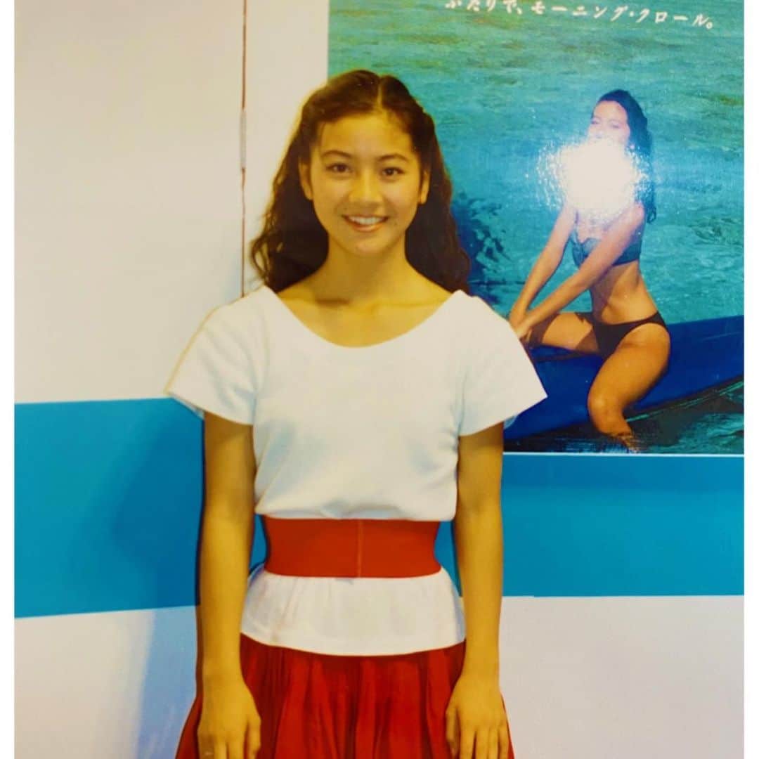 のインスタグラム：「19歳の時。  「沖縄キャンペーンガール」の仕事中  36年も前の事💦  この時は年間通して 日焼け肌をキープ(それも仕事のうち) 当時… 「直射日光が肌老化の原因の70〜80%」 なーんて😰 誰も言ってなかったし、 むしろ 「夏に日焼けすると冬に風邪をひかない」 とも言われてたくらい💦  太陽に当たらないと 「ビタミンD」が不足する…と心配な方🙁 その解決策はコチラ✨  ↓↓↓↓↓↓↓↓ 手の平くらいの面積を 5〜6分、太陽に向ける。 つまり… 足の裏でも お尻でもいい👍🏼‼️  #ftcbeauty.staff #ftcbeauty #ftc #君島十和子 #ftcbeauty #ftc #君島十和子 #十和子肌 #skincare #スキンケア #美肌 #ビューティー  #美容  #instaskincare  #instabeauty #フェリーチェトワコ #ftcaoyama #ftc店舗 #表参道コスメ #tokyocosmetics」