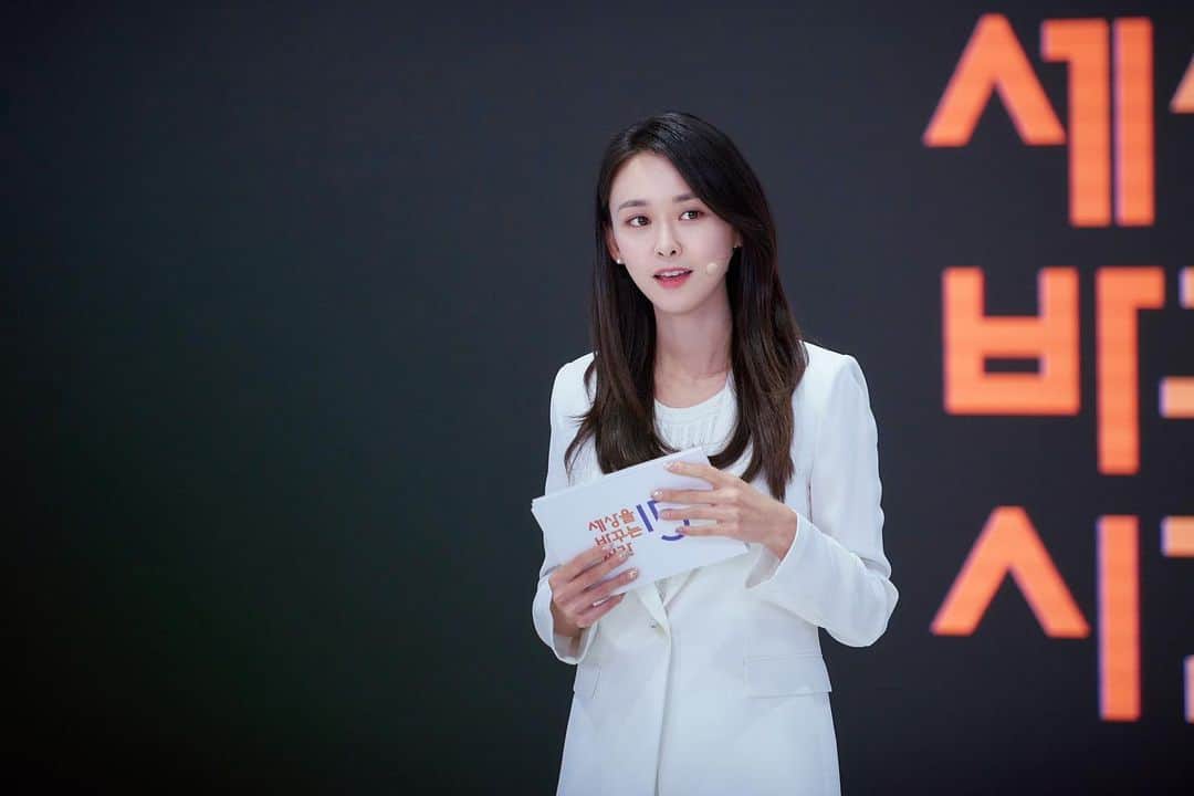 ホ・ヨンジュ のインスタグラム：「#강연하는삶 #세바시   오늘 제가 저의 이야기를 통해 전하고 싶었던 메세지는 두 가지인데요, 첫번째  메세지는 내가 나를 키워라 입니다.  저는 누군가 , 혹은 어떤 회사가 나를 키워주길 바라며 살아 왔었습니다. 하지만 스스로에 대해 가장 잘 알고 , 가장 오래 고민하는 사람은 나 자신이고, 그러므로 내가  나만의 시스템을 만들어 냈을 때 가장 만족스럽고 행복했습니다. 이제는 스스로가 스스로를 성장시킬 수 있는 시대가 왔습니다. 자기 자신을 키워주세요.  두번째  전하고 싶은 메세지는 고난은 축복의 통로다 입니다. 제가 생각했을 때 가장 큰 고난은 뒤돌아보면 사실 가장 큰 축복이었어요. 제게 결핍은 성장의 원동력이었습니다. 아이돌로 성공하지 못했을 때, 믹스나인에서 탈락했을 때, 제 인생이 실패했다고 느껴지고 고난 속에 있다고 느껴졌지만 실은 더 좋은 방향으로 가기 위한 축복의 통로였음을 깨달았습니다. 인생에 고난이 찾아왔을 때 그것이 축복의 통로가 될 수 있음을 기억해주세요.   마지막으로  2013년 힘든 시간을 보낼 때, 쓴 일기인데요.  저는 세바시에 나온, 어려움을 딛고 일어난 연사님들의 이야기를 들으며 다시 일어설 힘을 얻었어요. 그리고 그 이후에 또 제게 고난의 시간이 찾아올 때 마다 , 나의 이 고통과 성장의 이야기도 언젠가 누구에게 힘이될 수 있겠지 라는 생각을 하며 툭툭 털고 일어나 다시 앞으로 걸어나갔어요. 오늘 제 이야기가 예전에 저와 같이 두려움에 몸을 떨고, 고통의 시간을 보내는 당신에게 힘이 되었으면 좋겠습니다.  감사합니다.」