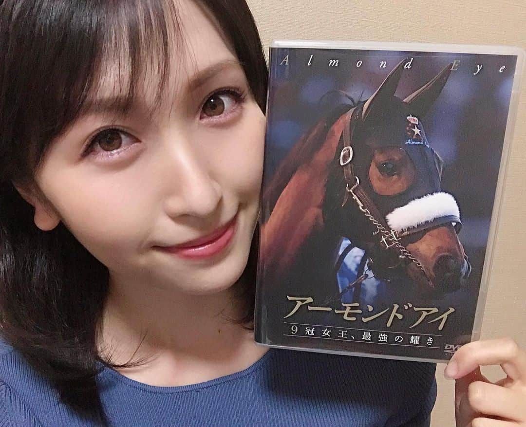 横山ルリカさんのインスタグラム写真 - (横山ルリカInstagram)「. 明日、4/7（水）発売のDVD🐴👑 【アーモンドアイ～９冠女王、最強の耀き～】✨✨✨  度肝を抜くアイちゃんの圧巻のパフォーマンスに震え🥺  ルメさんの感涙に涙😭  地鳴りみたいな大歓声の競馬場に涙  お宝DVDになる事 間違いない1本❣️  #アーモンドアイ #9冠女王 #アイちゃん #やっぱり彼女はすごかった #👑👑👑」4月6日 23時13分 - rurika_yokoyama_official