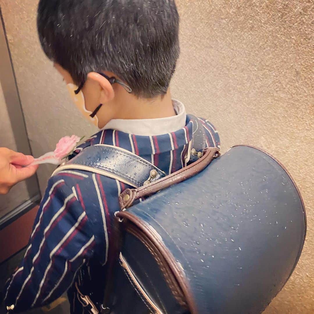 max―Reinaさんのインスタグラム写真 - (max―ReinaInstagram)「無事にチビ助の入学式が終わりました〜😆‼️﻿ 少し緊張しながらも、嬉しそうに教室に入り自分の場所を確認☘️﻿ そして手を振りながら入場した時は頼もしく感じました😁✨﻿ 帰りは雨に打たれ急足で帰り、ピカピカのランドセルがずぶ濡れ💦💦💦﻿ ﻿ 今日からは新一年の黄色いカバーだしね👍﻿ ﻿ 集団下校での帰り道、遠くからママを見つけては手を振ってくれたチビ助でした🤣‼️﻿ ﻿ 明日も頑張ろう😉💕﻿ ﻿ #入学式﻿ #手を振る息子﻿ #ずぶ濡れ﻿ #ピカピカのランドセル #初登校 #新一年 #明日も頑張ってね」4月6日 23時18分 - reina017max