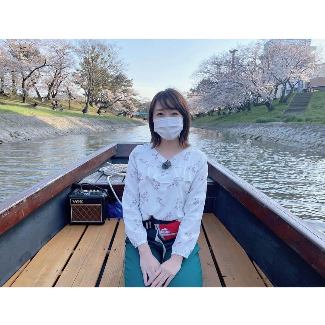 恒川英里のインスタグラム：「先週は桜、 そして今週は聖火リレーと 明るい話題の取材が続いています🥰  写真は岡崎城下舟あそびの様子🚤 舟で寝転んで見た桜、忘れないなあ🌸  #東海テレビ #ニュースOne #アナウンサー #恒川英里」