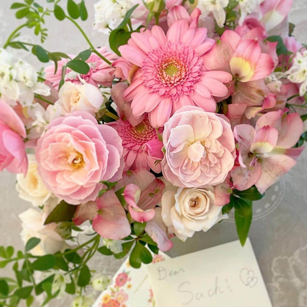 のインスタグラム：「3歳から仲良しの竹馬の友から、節目ということでお花をいただきました😌💕 いつ会っても子供の時と変わらずに話せる存在がいてくれるのって幸せです、、！　#いつもありがとう」