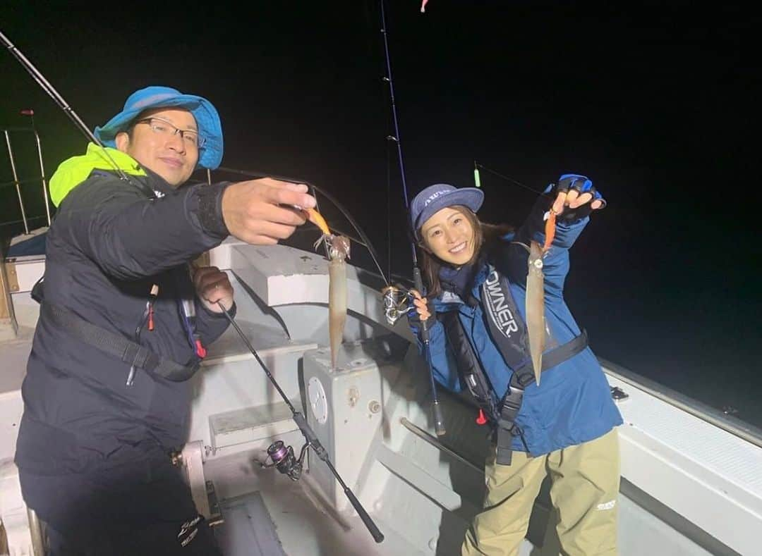 柚月めいのインスタグラム：「. 先週OAだった  #ガッ釣り関西 ‪🎣‬ オモリグでヤリイカを狙いました🦑 めっちゃ釣りましたぁーー😆 またYouTubeにもアップされますのでご覧下さい🎶  #夜釣り #釣り#ガッ釣り関西#テレビ大阪#fishing#釣りガール#オモリグ#ヤリイカ#オーナーばり #柚月めい」