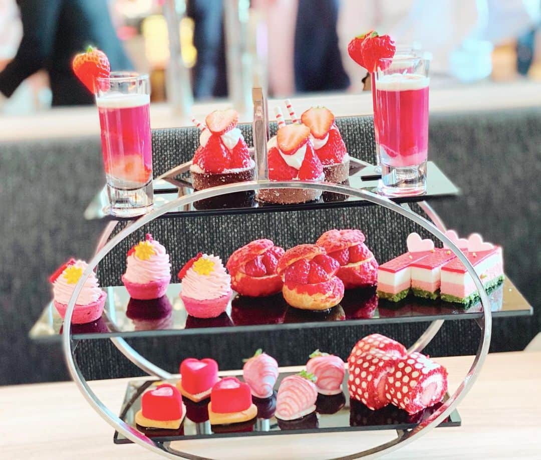 寿リリカさんのインスタグラム写真 - (寿リリカInstagram)「♡ 名古屋帰省中にヒルトン名古屋の🍓ストロベリー🍓スイートハート❤にご招待いただきました💕💕(๑♡ᴗ♡๑) ♡ かわいい〜🍓水玉𓂃◌𓈒𓐍ハート⸜❤︎⸝‍デザインのいちごスイーツたちにキュンキュン❤️🍓❤️🍰🍬🍭 ♡ ビュッフェに＋アフタヌーンティーもついているプランで可愛くて大まんぷくっ‎⁦‪( ´,,•ω•,,`)💕🍓 ♡ テイクアウト用のアフティもあるみたいだよん🍓🍰💗 ♡ #ヒルトンスイーツ #ヒルトン名古屋 #ストロベリースイートハート #アフタヌーンティー #ホテルアフタヌーンティー #デザートビュッフェ #デザートブッフェ #名古屋スイーツ #名古屋グルメ #いちごスイーツ #hilton #hiltonnagoya #hiltonsweets #pr」4月6日 15時32分 - ririkakotobuki