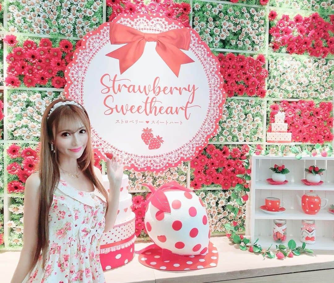 寿リリカさんのインスタグラム写真 - (寿リリカInstagram)「♡ 名古屋帰省中にヒルトン名古屋の🍓ストロベリー🍓スイートハート❤にご招待いただきました💕💕(๑♡ᴗ♡๑) ♡ かわいい〜🍓水玉𓂃◌𓈒𓐍ハート⸜❤︎⸝‍デザインのいちごスイーツたちにキュンキュン❤️🍓❤️🍰🍬🍭 ♡ ビュッフェに＋アフタヌーンティーもついているプランで可愛くて大まんぷくっ‎⁦‪( ´,,•ω•,,`)💕🍓 ♡ テイクアウト用のアフティもあるみたいだよん🍓🍰💗 ♡ #ヒルトンスイーツ #ヒルトン名古屋 #ストロベリースイートハート #アフタヌーンティー #ホテルアフタヌーンティー #デザートビュッフェ #デザートブッフェ #名古屋スイーツ #名古屋グルメ #いちごスイーツ #hilton #hiltonnagoya #hiltonsweets #pr」4月6日 15時32分 - ririkakotobuki