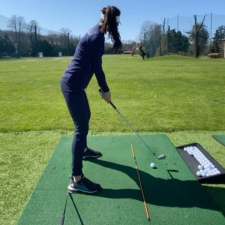 マリア・ベルチェノワのインスタグラム：「Have a guess why am I practicing with a club under my right heel? What does it help and what am I trying to fix? #golf #golfingtips #golfpractice #longgame #irongame #evian #evianresort」