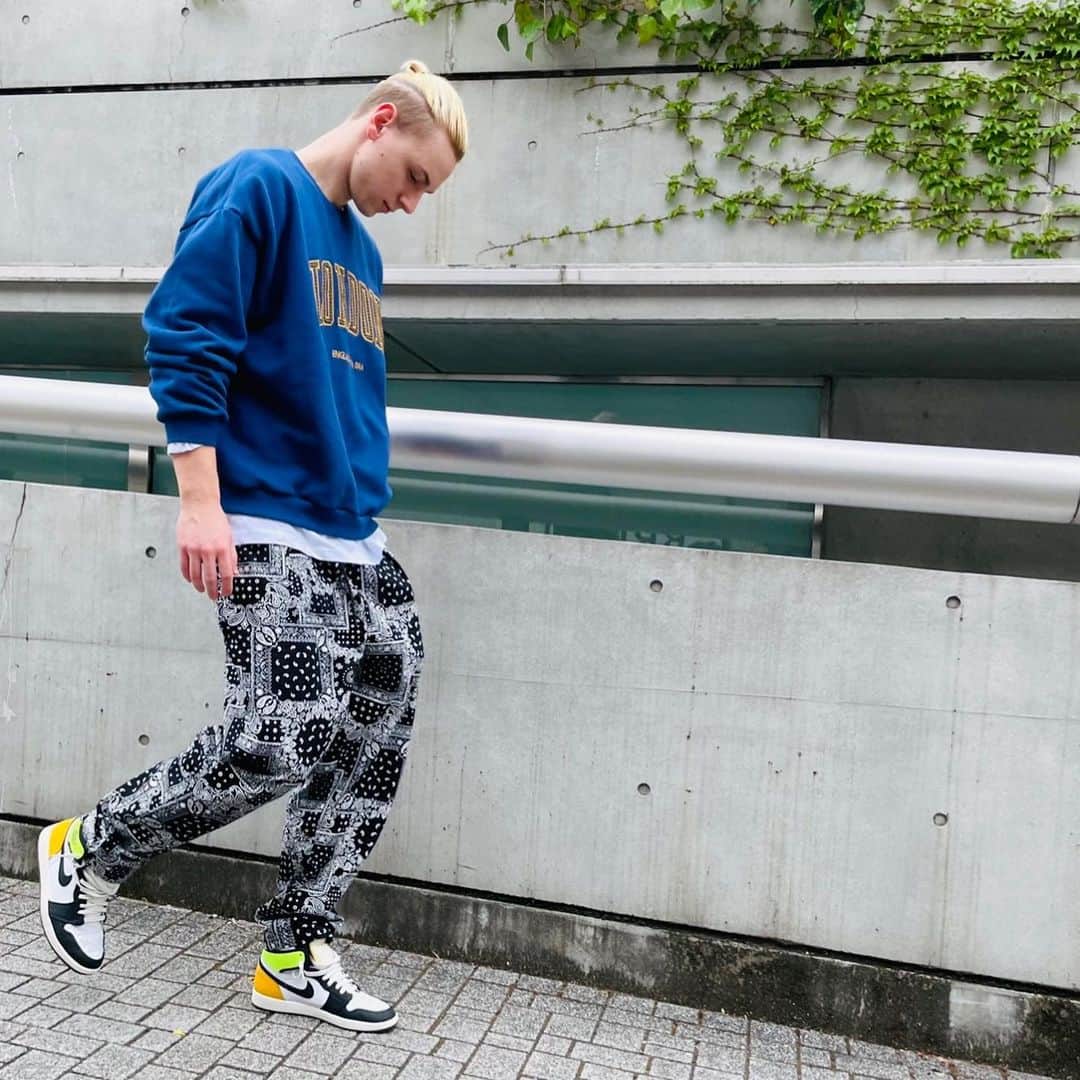 ヤンのインスタグラム：「ちょんまげ男子、どうですか？  #結ぶときくそ集中する #ちょんまげしか勝たん」