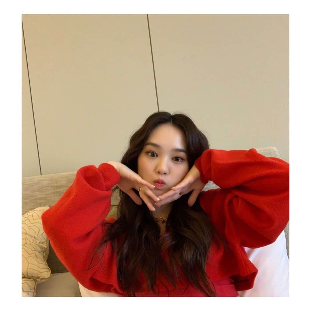 NiziUさんのインスタグラム写真 - (NiziUInstagram)「Take a picture📸 大好きなレッド~~~❤️❣️💔  Take a picture📸 좋아하는 레드~~~❤️❣️💔   #🐣」4月6日 16時23分 - niziu_artist_official