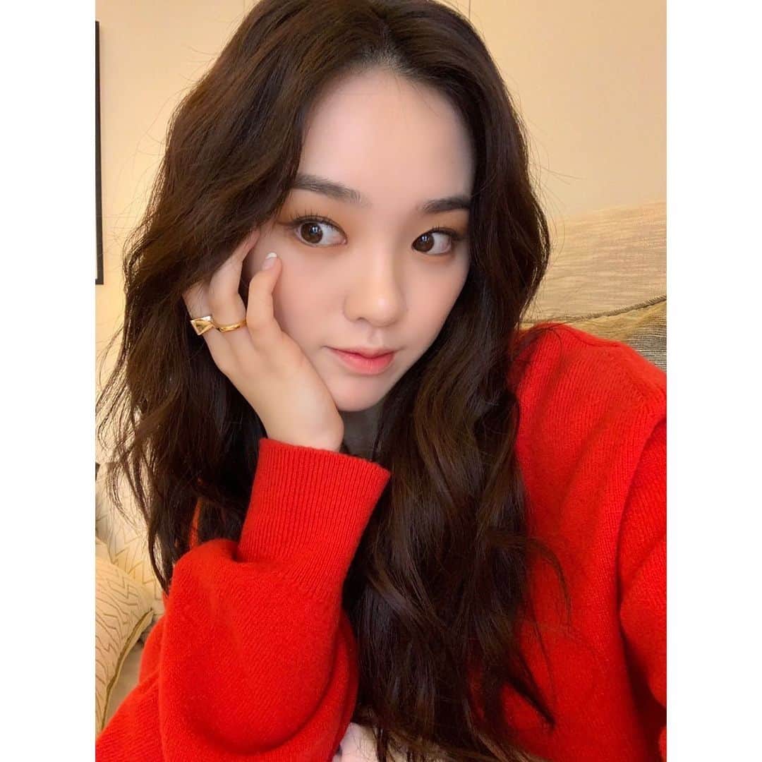 NiziUさんのインスタグラム写真 - (NiziUInstagram)「Take a picture📸 大好きなレッド~~~❤️❣️💔  Take a picture📸 좋아하는 레드~~~❤️❣️💔   #🐣」4月6日 16時23分 - niziu_artist_official