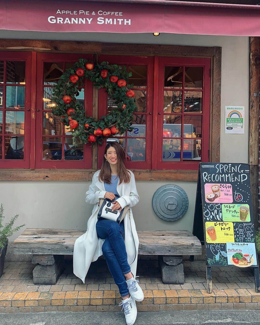 柳めぐみのインスタグラム：「. . 美味しいアップルパイ屋さんに連れてきてもらった🍎 . #モチヤナ #mochiyana #アップルパイ #秒で無くなった」
