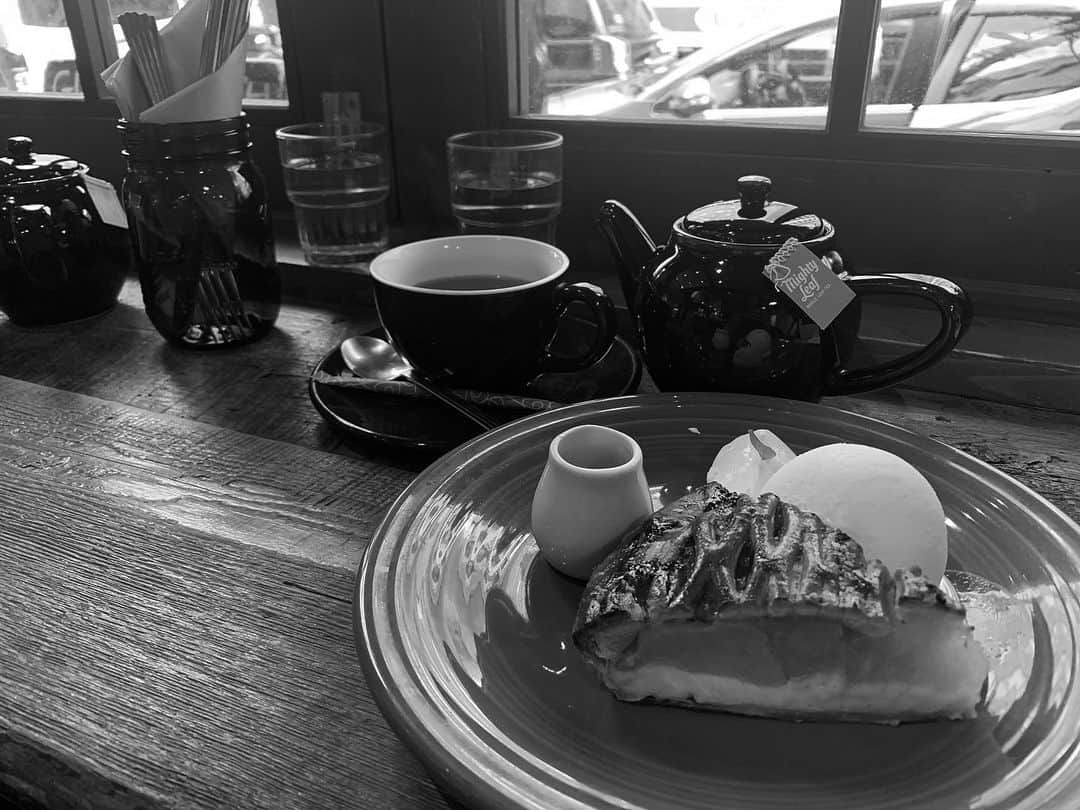 柳めぐみのインスタグラム：「. . 🍎😋❤️ . #cheatday #アップルパイ #3個は余裕 #カスタードアップルパイ #applepie」