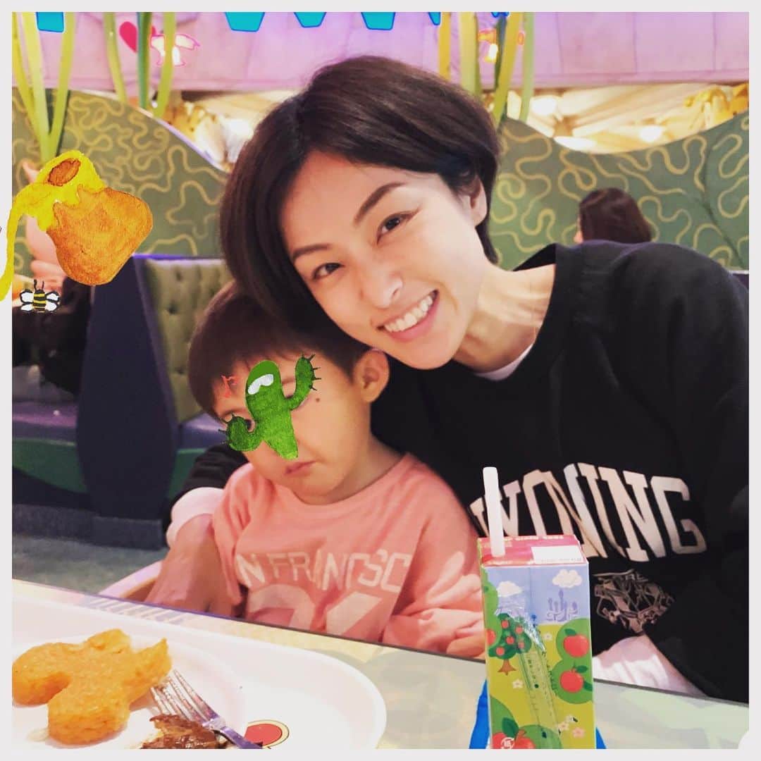 木下あゆ美のインスタグラム：「雨のディズニーランドへ。事前に雨なのは分かってたんだけど、朝降ってなかったので持ってきた長靴を車に置いたままパークへ。 そんな水捌け悪くないでしょ、と思いきや子供達はちょっとした水溜りでも平気で入っていくわけで、靴は中までビチョビチョ。 おまけに4月だというのに、めちゃくちゃ寒い🥶　風もビュンビュン！カッパを着るから暑いだろうと割と薄着で来てしまい、こうなったら現地調達！！ 息子2人、上から下までミッキーコーデ😂 どんだけミッキー好き？？ 次男はあったかい、チップの帽子までかぶって大分面白いことに🤣　　  #雨の日は潔く長靴で　#スタンバイパスという便利な機能出来てた　#やっぱりパレードとショーが無いと寂しい　#キャラクターグリーティングのソーシャルディスタンスっぷりが凄い #娘にもスウェットワンピースとブランケット代わりにバスタオル　#とんだ出費😔」