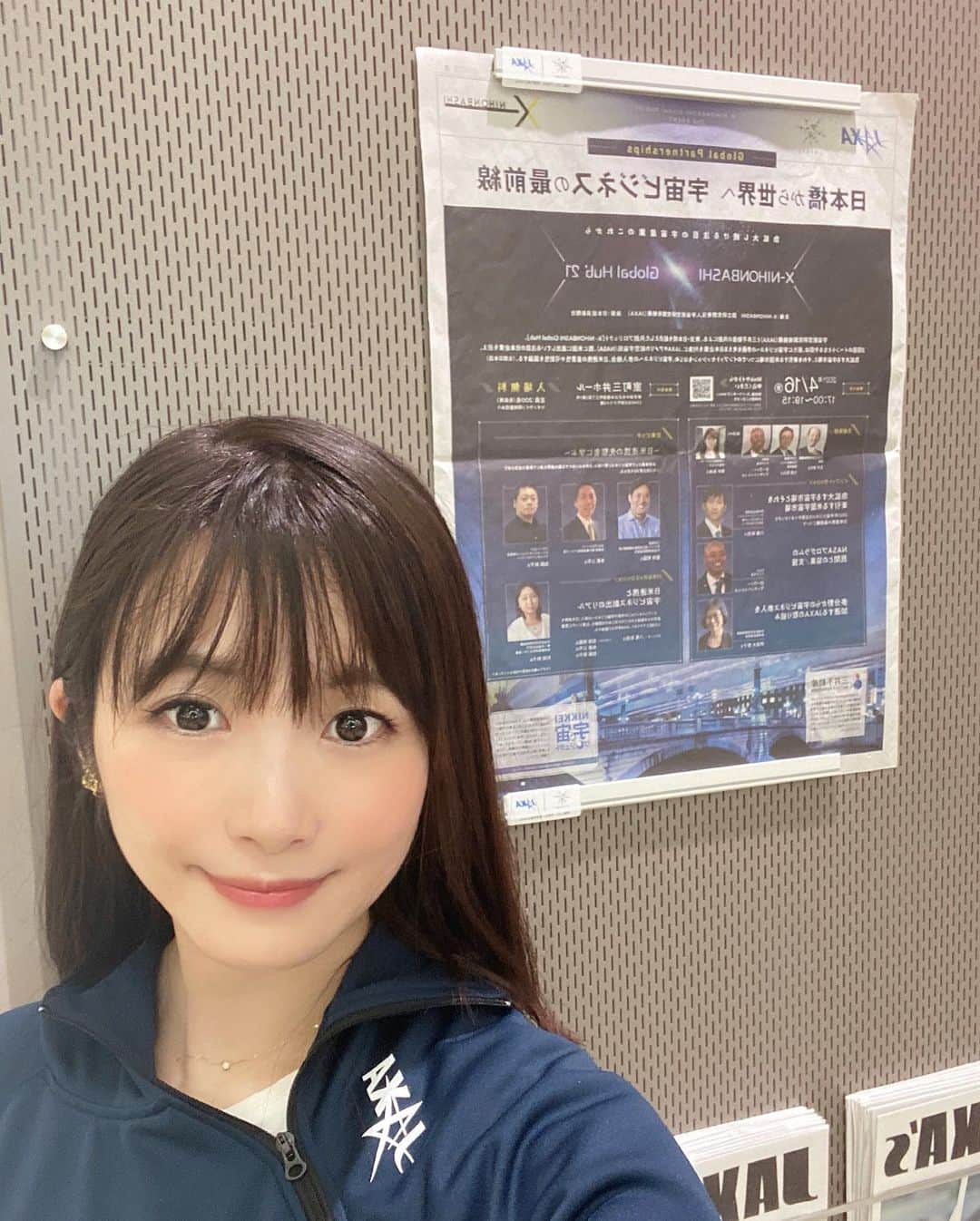 榎本麗美のインスタグラム：「🌏🪐  JAXA J-SPARCと三井不動産さんの共創による、 日本橋を起点とした共創プロジェクト  『X-NIHONBASHI Global Hub』  日本企業と海外企業との宇宙における連携推進や、  今まで宇宙領域に関わっていない企業からの宇宙参入などを目的としたグローバルビジネスマッチングプログラムです✨  私は、2回目のイベントの総合司会を担当させて頂ける事になりました🚀  JAXAやNASA、既にアメリカに進出している注目の日本企業をお迎えして、 急拡大する宇宙市場と、それを牽引するアメリカ市場についてのインプットセッション。 宇宙ビジネスへの参入機会や日米連携の重要性や可能性を議論します✨  昨日、日経新聞に掲載され、 見て驚いた戸梶さんから連絡がありました！笑  今、X-NIHONBASHI TOWERの星出さんポスターの隣に張ってあります🥰  このイベントに参加出来る事は、 私にとって物凄く感慨深いのです🥺  というのも、 私は、3年前に星空案内人講座に通い始め、 2年ほど前から本格的に宇宙キャスターと名乗り始めたのですが、 その頃に、クロス日本橋とJAXAのJ-SPARCの皆様と出会い、 一緒に宇宙ビジネスを盛り上げていきましょう✨いつか一緒に何かしましょう✨ とお話していました...  「いつか」の為に、私も宇宙キャスターという肩書きを確立しておきたい！と思い、がむしゃらに活動して参りました。  そして、とうとう、 こんなに大きなイベントをご一緒出来る事に😭✨ まだまだ至らない所もありますし、 勉強しなきゃならない事もたくさんありますが、  手探りで歩いてきた道が、ここにたどり着いた！！！ ひとまず、すごくすごく嬉しいです！！！！  宇宙ビジネス自体が、 非宇宙業界にも広がってきている事も実感出来て、さらに嬉しい！！！！  そんなイベント。 ぜひ、ご参加下さると嬉しいです✨  お申し込みは、こちらから (写真4枚目のバーコードからも飛べます！) 👇 https://www.x-nihonbashi.com/event-info/global-partnerships/  ...................  🎤4月から、日テレNEWS24は 金曜日15:30〜 土曜日22:00〜 担当です！  他の日は、宇宙関連のお仕事を頑張っていきたいと思います👩‍🚀🚀🪐  #GlobalHub #jaxa #nasa #三井不動産 #日経新聞」
