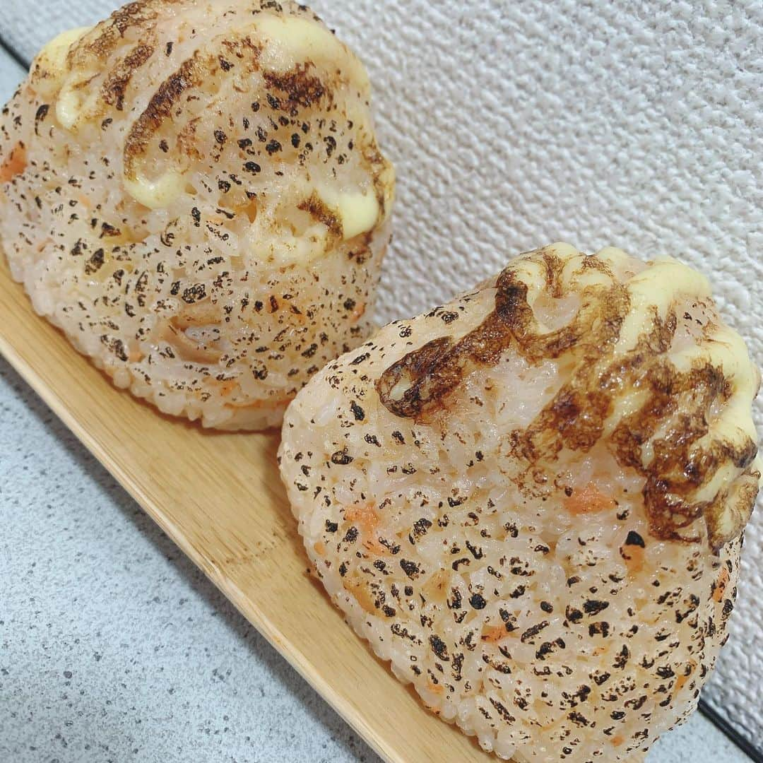 渡部おにぎりさんのインスタグラム写真 - (渡部おにぎりInstagram)「「シャケツナマヨ焼きおにぎり」 昨日のを焼いちゃいました！ 激うま！！  [レシピ] 1.油を切ったツナ、シャケフレーク、砂糖、マヨネーズを混ぜる。 2.白ごはんに1を入れて混ぜ、形にする。 3. 2にマヨネーズをかけて、バーナーで炙ったら完成！  #おにぎり坊や#おにぎり#飯テロ#男子ご飯#自炊#レシピ#お昼#お昼ご飯#弁当#料理好きな人と繋がりたい#家庭料理#男飯#時短料理#簡単レシピ#おうちご飯#おうちご飯lover#一人暮らし#一人暮らし飯#貧乏飯#cooking#instafood#yuumy #シャケ#ツナ#マヨネーズ#焼きおにぎり」4月6日 17時08分 - watabe_onigiri